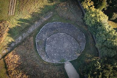 Vue aérienne du cairn de la Table des Marchand