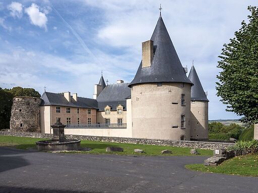 Château de Villeneuve-Lembron vu du sud et place publique