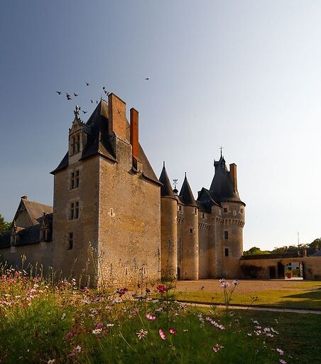 Château de Fougères-sur-Bièvre au coucher du soleil