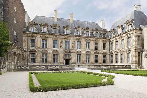 L'Hôtel de Sully et son jardin depuis l'orangerie