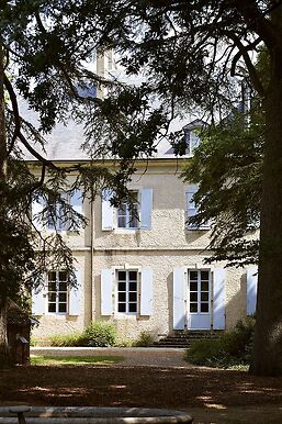 Les jardins de la Maison de George Sand, façade sur jardin, les deux cèdres et le bassin