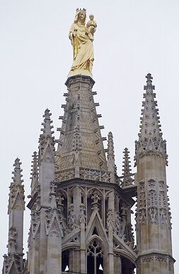 Tour Pey-Berland, statue de Notre-Dame d'Aquitaine couronnant la tour