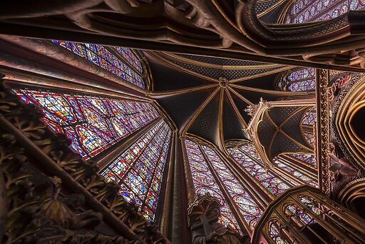 Sainte-Chapelle de Paris, chapelle haute, vue en contre-plongée de l'abside et de la tribune des reliques