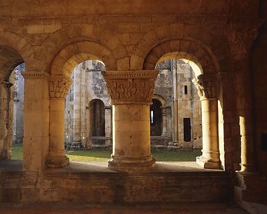 Abbaye de la Sauve-Majeure, première chapelle sud, chapiteau aux pommes de pin