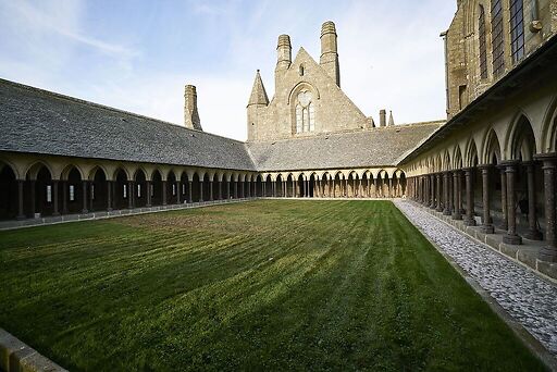 Abbaye du Mont-Saint-Michel, cloître et façade occidentale du réfectoire