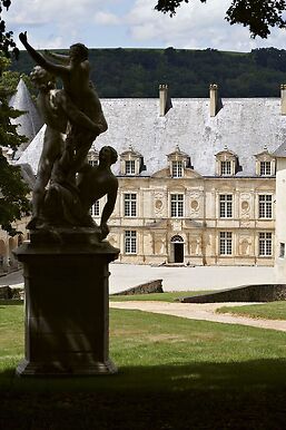 Château de Bussy-Rabutin, Enlèvement de Proserpine par Pluton" et corps de logis"