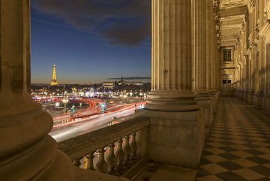 Hôtel de la Marine de nuit, le péristyle ou loggia et vue sur les illuminations de Paris