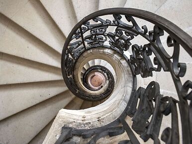 Palais Jacques-Coeur, détail de la façade sur rue :Macée de Léodepart accoudée à une fausse fenêtre