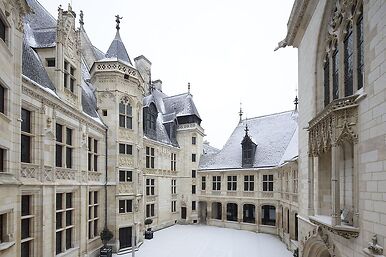 Palais Jacques-Coeur, cour d'honneur, corps de logis et galeries nord vus depuis la galerie haute sud