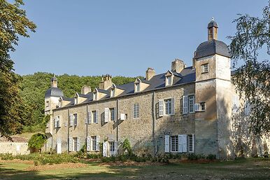 Abbaye Notre-Dame de Beaulieu-en-Rouergue côté sud-est, aile du réfectoire sud et le jardin de roses