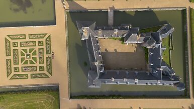 Château de Carrouges, vue aérienne