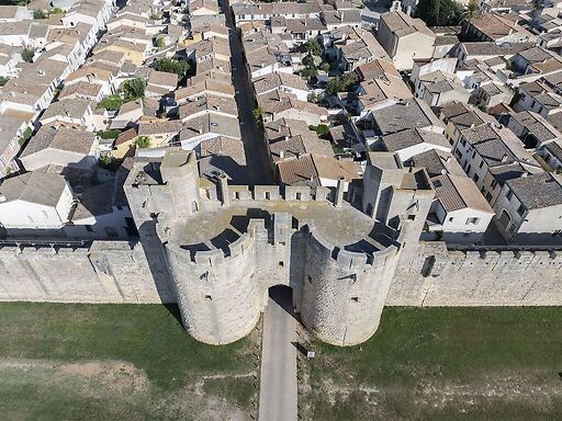 Tours et remparts d'Aigues-Mortes, vue aérienne de la porte de la Reine