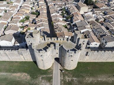 Tours et remparts d'Aigues-Mortes, vue aérienne de la porte de la Reine