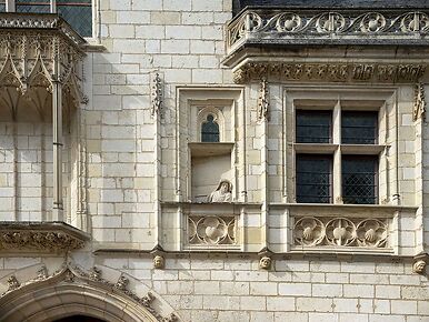 Palais Jacques-Coeur, détail de la façade sur rue :Macée de Léodepart accoudée à une fausse fenêtre