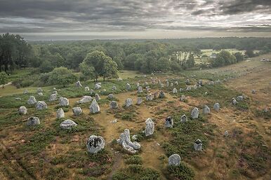 Vue aérienne des alignements de Kermario depuis le sud-ouest
