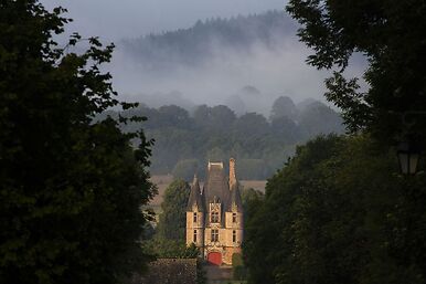 Château de Carrouges, castelet d'entrée dans la brume matinale