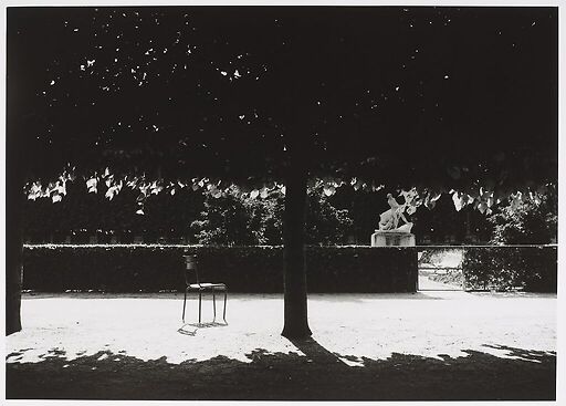 Jardin du Palais-Royal, allée de tilleuls, chaise et groupe sculpté