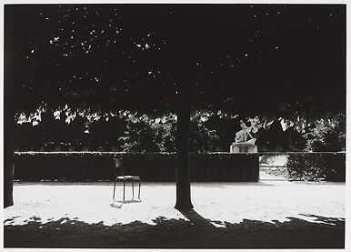 Jardin du Palais-Royal, allée de tilleuls, chaise et groupe sculpté