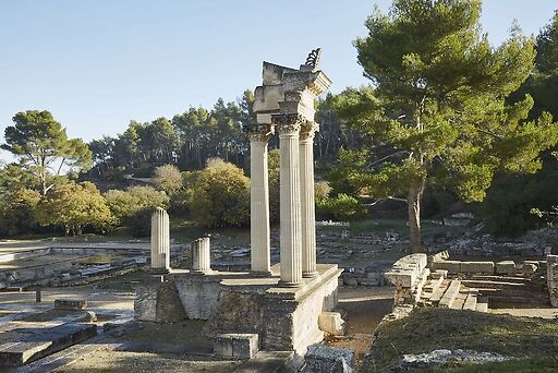 Site archéologique de Glanum, centre monumental, le petit temple géminé du forum
