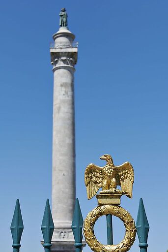 Colonne de la Grande Armée, aigle impériale de la grille d'entrée