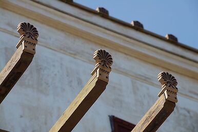 Villa Kérylos, façade est, antéfixes surmontant la terrasse de la bibliothèque