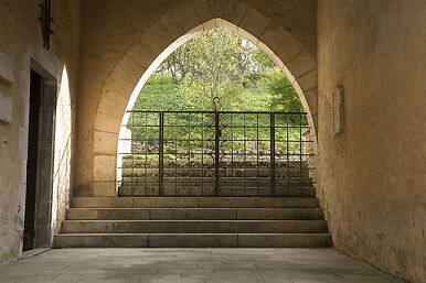 Abbaye de Charroux, passage entre le chauffoir et la salle capitulaire