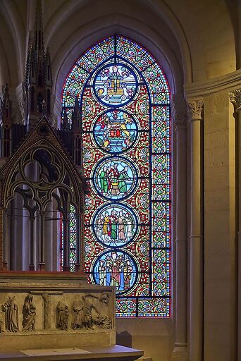 Basilique cathédrale de Saint-Denis, déambulatoire, verrière les allégories de Saint-Paul