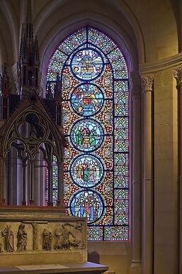 Basilique cathédrale de Saint-Denis, déambulatoire, verrière les allégories de Saint-Paul