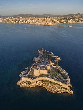 Château et île d'If, vue aérienne en plongée depuis l'ouest