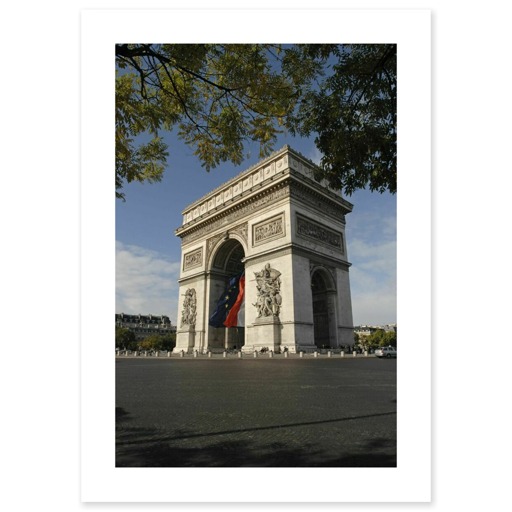 Drapeaux français et européen flottant sous l'Arc de triomphe de l'Étoile (art prints)