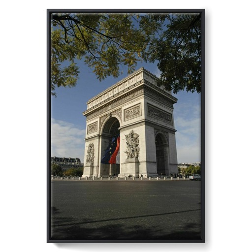 Drapeaux français et européen flottant sous l'Arc de triomphe de l'Étoile (framed canvas)