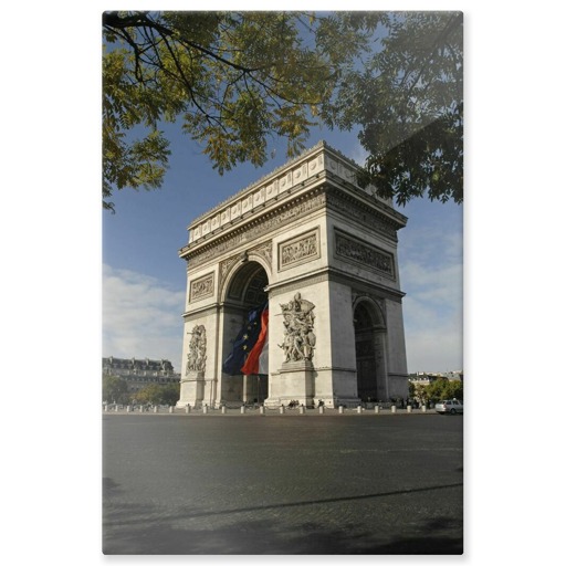 Drapeaux français et européen flottant sous l'Arc de triomphe de l'Étoile (panneaux aluminium)