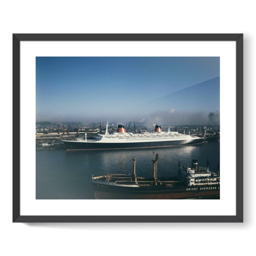 Le paquebot France amarré au port du Havre (framed art prints)