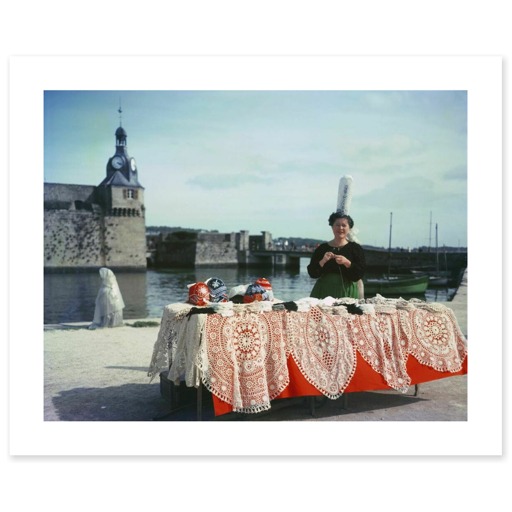 Brodeuse en costume breton sur le port de Concarneau (affiches d'art)