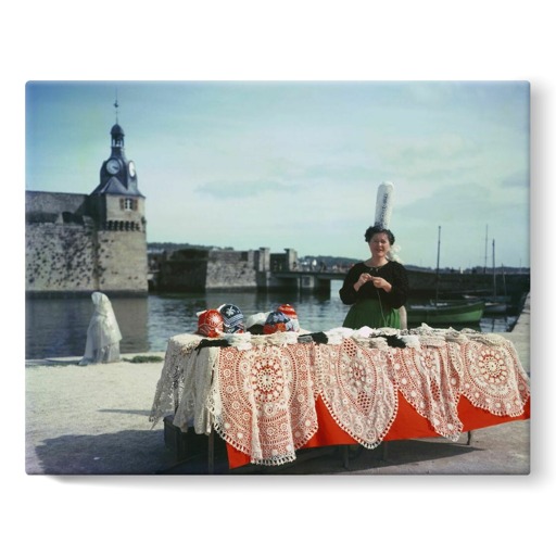 Brodeuse en costume breton sur le port de Concarneau (stretched canvas)