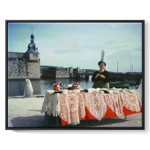 Brodeuse en costume breton sur le port de Concarneau (framed canvas)