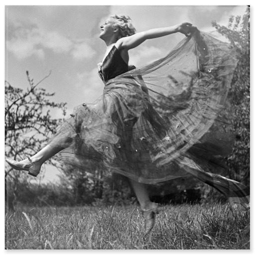 Femme dansant au soleil (acrylic panels)