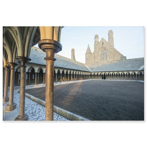 Abbaye du Mont-Saint-Michel, le cloître restauré vu depuis l'ouest (panneaux acryliques)