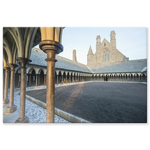 Abbaye du Mont-Saint-Michel, le cloître restauré vu depuis l'ouest (panneaux aluminium)