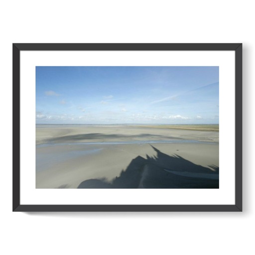 Ombre de l'abbaye du Mont-Saint-Michel sur le sable de la baie (framed art prints)