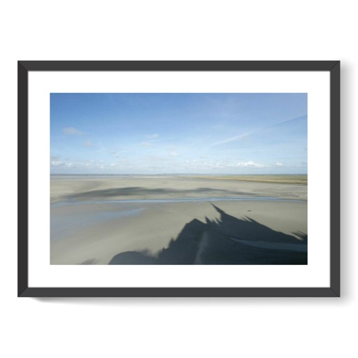 Ombre de l'abbaye du Mont-Saint-Michel sur le sable de la baie (affiches d'art encadrées)