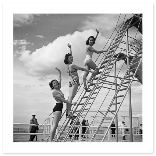 Deauville, jeunes filles s'exerçant au sport sur la plage (art prints)