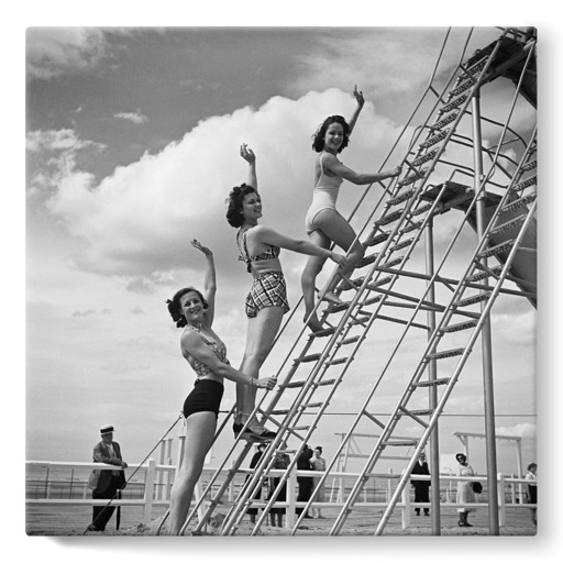 Deauville, jeunes filles s'exerçant au sport sur la plage (stretched canvas)