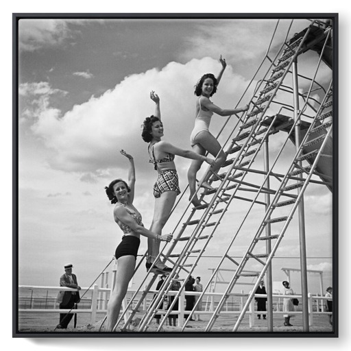 Deauville, jeunes filles s'exerçant au sport sur la plage (framed canvas)