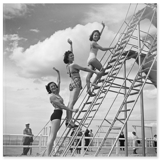 Deauville, jeunes filles s'exerçant au sport sur la plage (acrylic panels)