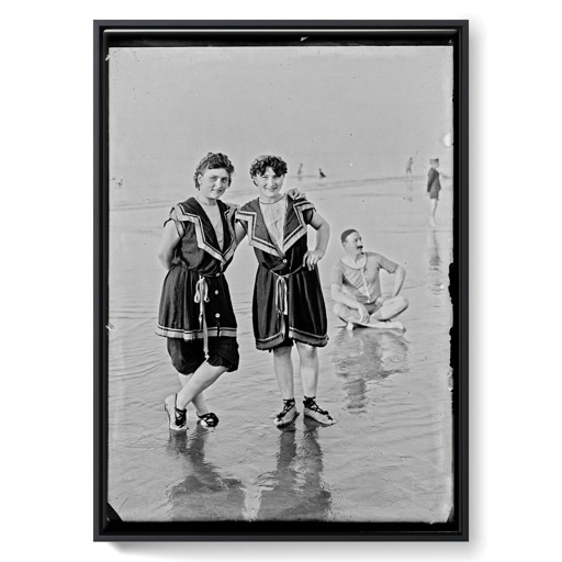 Jeunes femmes en tenue de bain (framed canvas)