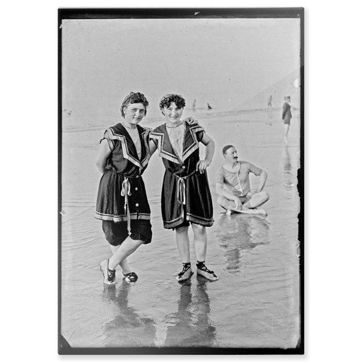 Jeunes femmes en tenue de bain (aluminium panels)