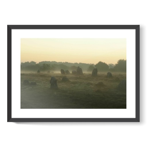 Alignements du Ménec dans la brume du matin (affiches d'art encadrées)